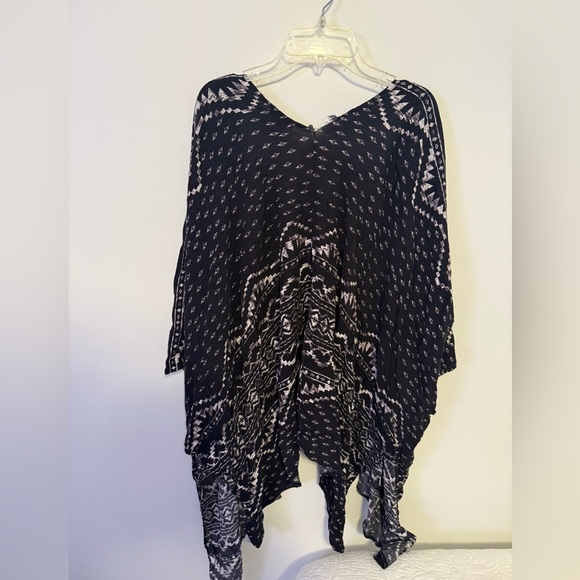 Stylish Black and White Patterned Top - Picture 5 of 5